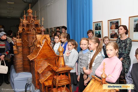 «Деревянные храмы Руси» – выставка макетов кружка «Юный зодчий»