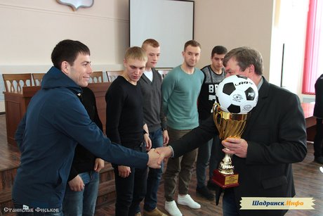 Награждение призёров городских турниров по мини-футболу сезона 2016-2017 г.