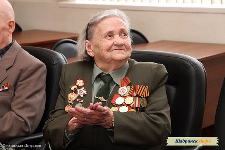 Награждение медалями ветеранов войны и труда